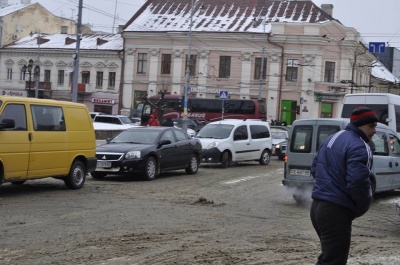 У центрі Чернівців - затори (ФОТО)