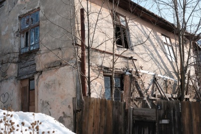 Аварійний будинок у зсувній зоні в Чернівцях «тріснув», а біля нього ведеться нове будівництво (ФОТО)