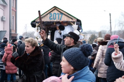 «Вашківецька переберія» стартувала: 25 колективів маланкарів вирушили ходою по центру міста (ФОТО)