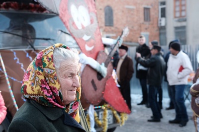 «Вашківецька переберія» стартувала: 25 колективів маланкарів вирушили ходою по центру міста (ФОТО)