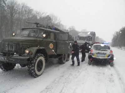 Дорогами України проїхати можна, але в Карпатах сходять лавини, - ДСНС