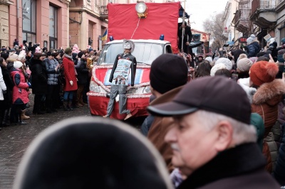 Санта-Клаус на санчатах, Троянський кінь і "Титанік". Що привезли маланкарі до Чернівців (ФОТО)