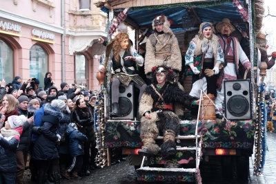 Санта-Клаус на санчатах, Троянський кінь і "Титанік". Що привезли маланкарі до Чернівців (ФОТО)