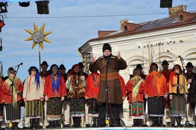 Мер Чернівців здивував своїм костюмом на фестивалі маланок (ФОТО)