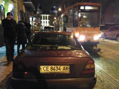 У Львові авто з чернівецькими номерами заблокувало рух трамвая (ВІДЕО)