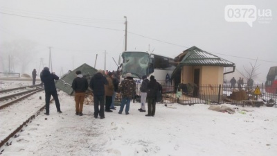 На Буковині пасажирський автобус в’їхав у будинок на залізничному переїзді (ФОТО)