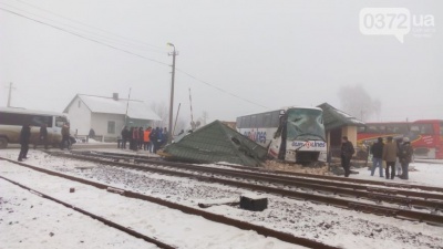 На Буковині пасажирський автобус в’їхав у будинок на залізничному переїзді (ФОТО)