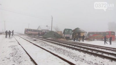 На Буковині пасажирський автобус в’їхав у будинок на залізничному переїзді (ФОТО)