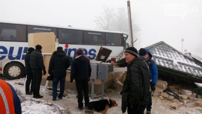 На Буковині пасажирський автобус в’їхав у будинок на залізничному переїзді (ФОТО)