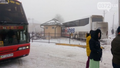 На Буковині пасажирський автобус в’їхав у будинок на залізничному переїзді (ФОТО)