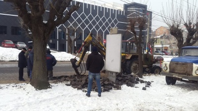 На вулиці Головній у Чернівцях прорвало трубу водопостачання