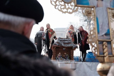 У Чернівцях на площі Пресвятої Марії помолилися і освятили воду (ФОТО)