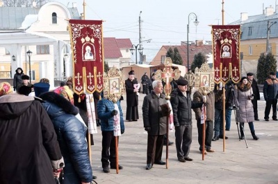 У Чернівцях на площі Пресвятої Марії помолилися і освятили воду (ФОТО)