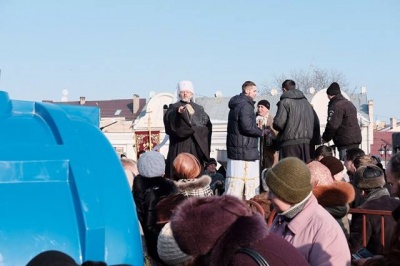У Чернівцях на площі Пресвятої Марії помолилися і освятили воду (ФОТО)