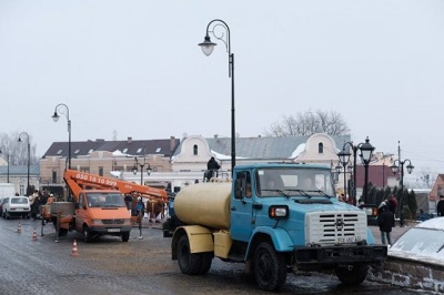 У Чернівцях на площі Пресвятої Марії помолилися і освятили воду (ФОТО)