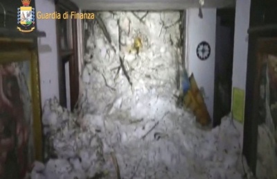 В Італії рятувальники знайшли вісьмох людей у засипаному лавиною готелі