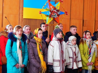 Буковинські школярі наколядували 7,5 тисячі гривень для вояків АТО