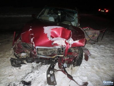 На Буковині вночі "Мерседес" на швидкості врізався в стовп – водія викинуло з авто (ФОТО)