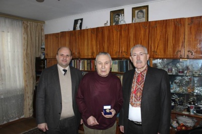 Фищук і Мунтян вручили відзнаку "За заслуги перед Буковиною" багаторічному керівнику Народного Руху