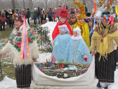 Ведмеді з очерету і народні музики: виступи аматорів у музеї просто неба дивилися тисячі чернівчан