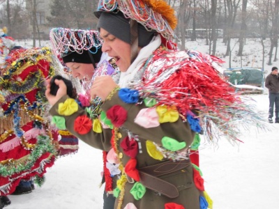 Ведмеді з очерету і народні музики: виступи аматорів у музеї просто неба дивилися тисячі чернівчан