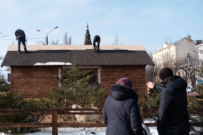 Головну ялинку у Чернівцях уже «роздягають»