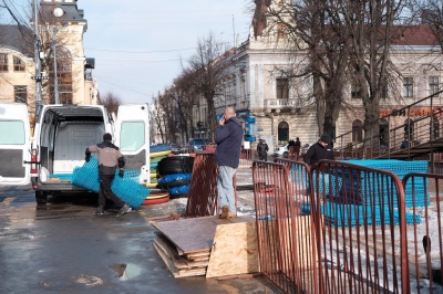 Головну ялинку у Чернівцях уже «роздягають»