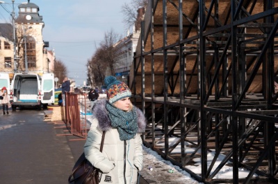 Головну ялинку у Чернівцях уже «роздягають»