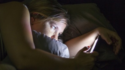 Топ-5 причин не лягати в ліжко зі смартфоном