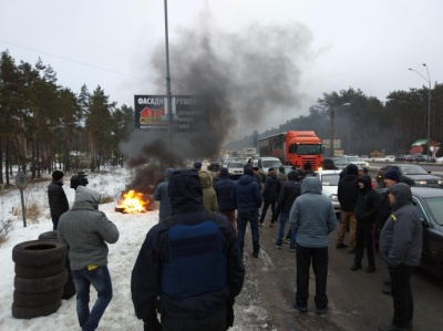 Під Києвом палять шини – вимагають закону для авто з іноземними номерами