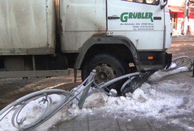 На Буковині вантажівка протаранила огорожу тротуару біля школи