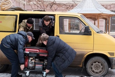 З Буковини в АТО відправляють автомобіль та воду (ФОТО)