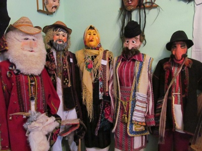 У музеї Маланки на Буковині - 50-річні маски та постоли Миколайчука (ФОТО)