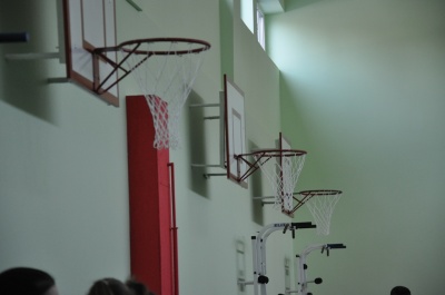 У чернівецькій гімназії відкрили спортзал з електронним табло і 10 баскетбольними щитами (ФОТО)