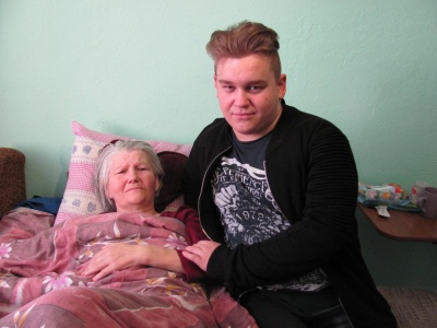 Чернівецький школяр з інвалідністю доглядає за паралізованою мамою