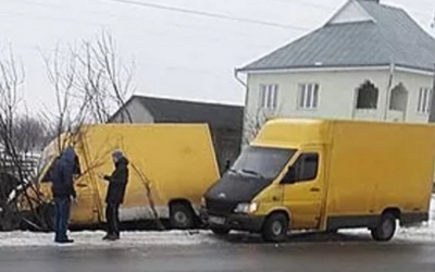 У Чернівецькій області через ожеледицю з дороги злетіла вантажівка (ФОТО)