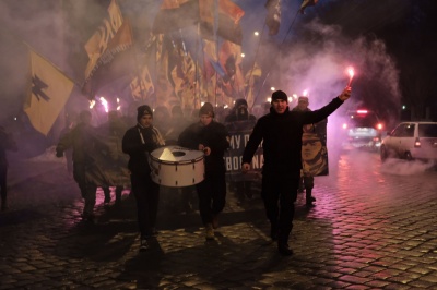 У Чернівцях націоналісти провели смолоскипну ходу пам’яті Героїв Крут (ФОТО)