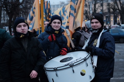 У Чернівцях націоналісти провели смолоскипну ходу пам’яті Героїв Крут (ФОТО)