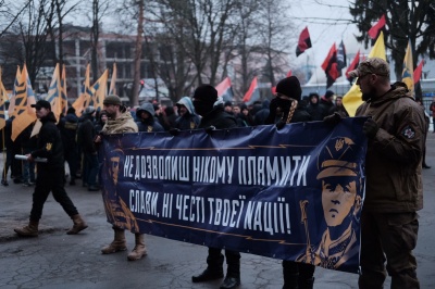 У Чернівцях націоналісти провели смолоскипну ходу пам’яті Героїв Крут (ФОТО)