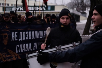 У Чернівцях націоналісти провели смолоскипну ходу пам’яті Героїв Крут (ФОТО)