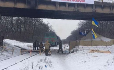 На Луганщині учасники блокади залізниці погрожують у разі розгону знищити магістралі