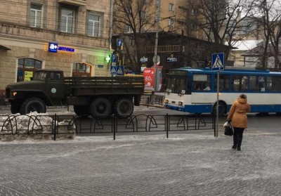 У Чернівцях ще один "новий-старий" тролейбус поламався на ходу - його евакуювали "КрАЗом"