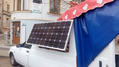 "Щоб не сідав акумулятор": на кавомобіль у Чернівцях встановили сонячну батарею