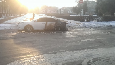 На Буковині у центрі міста згоріло авто (ФОТО)