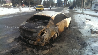 На Буковині у центрі міста згоріло авто (ФОТО)
