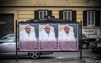 На вулицях Риму з'явилися плакати з критикою діяльності Папи Римського Франциска