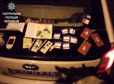Патрульні затримали у Чернівцях чоловіка з краденими банківськими картками