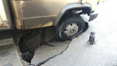 Асфальт провалився під вантажівкою. У центрі Чернівців дорога "не витримала" автомобіль (ФОТО)