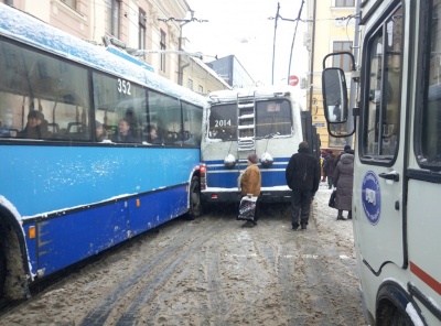 У центрі Чернівців два тролейбуси не розминулись через снігову негоду (ВІДЕО)