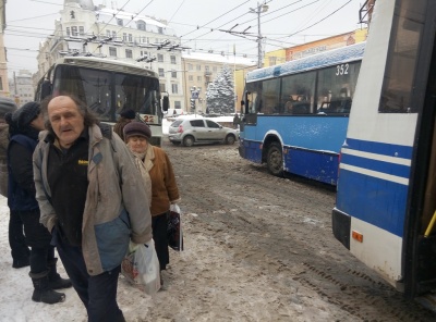 У центрі Чернівців два тролейбуси не розминулись через снігову негоду (ВІДЕО)